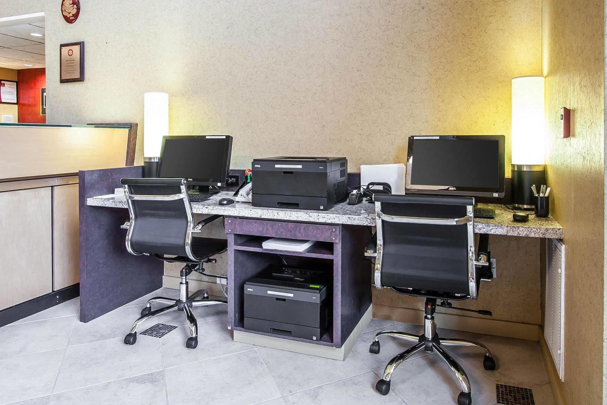 Hotel Clarion International Airport 3*